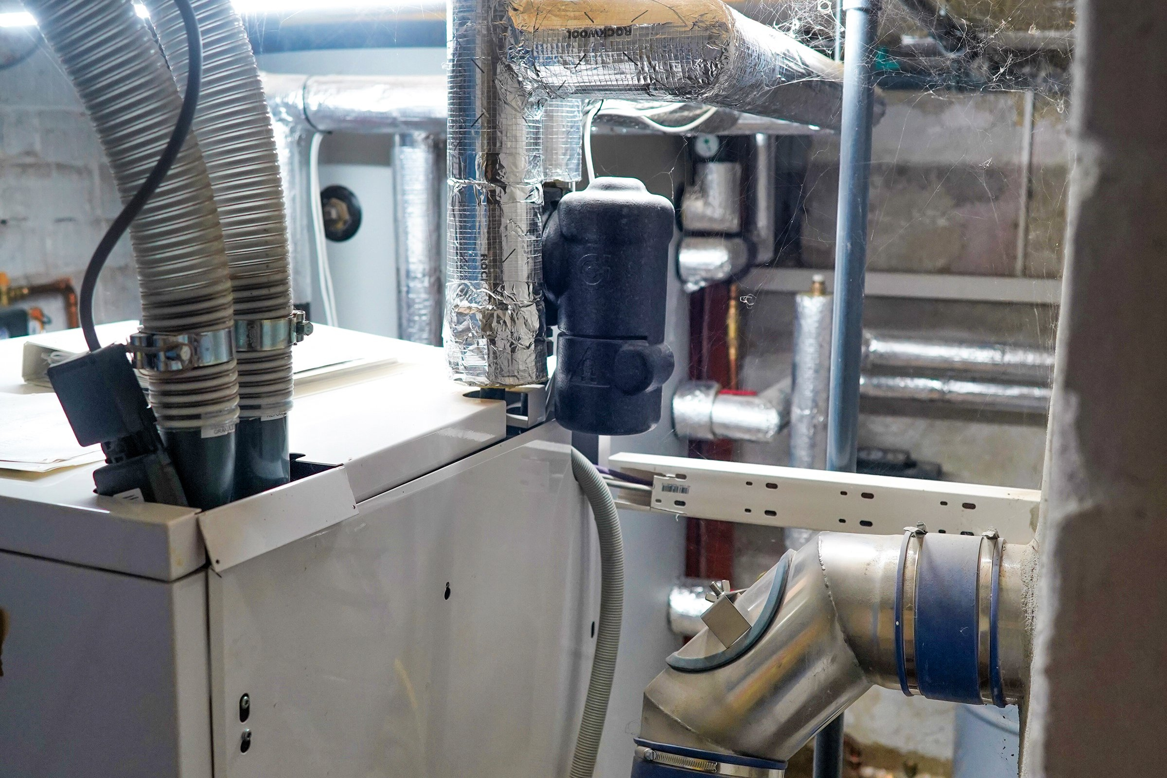 Heizungskeller des klimagerechten Biobauernhofs der Kommune Niederkaufungen e.V.