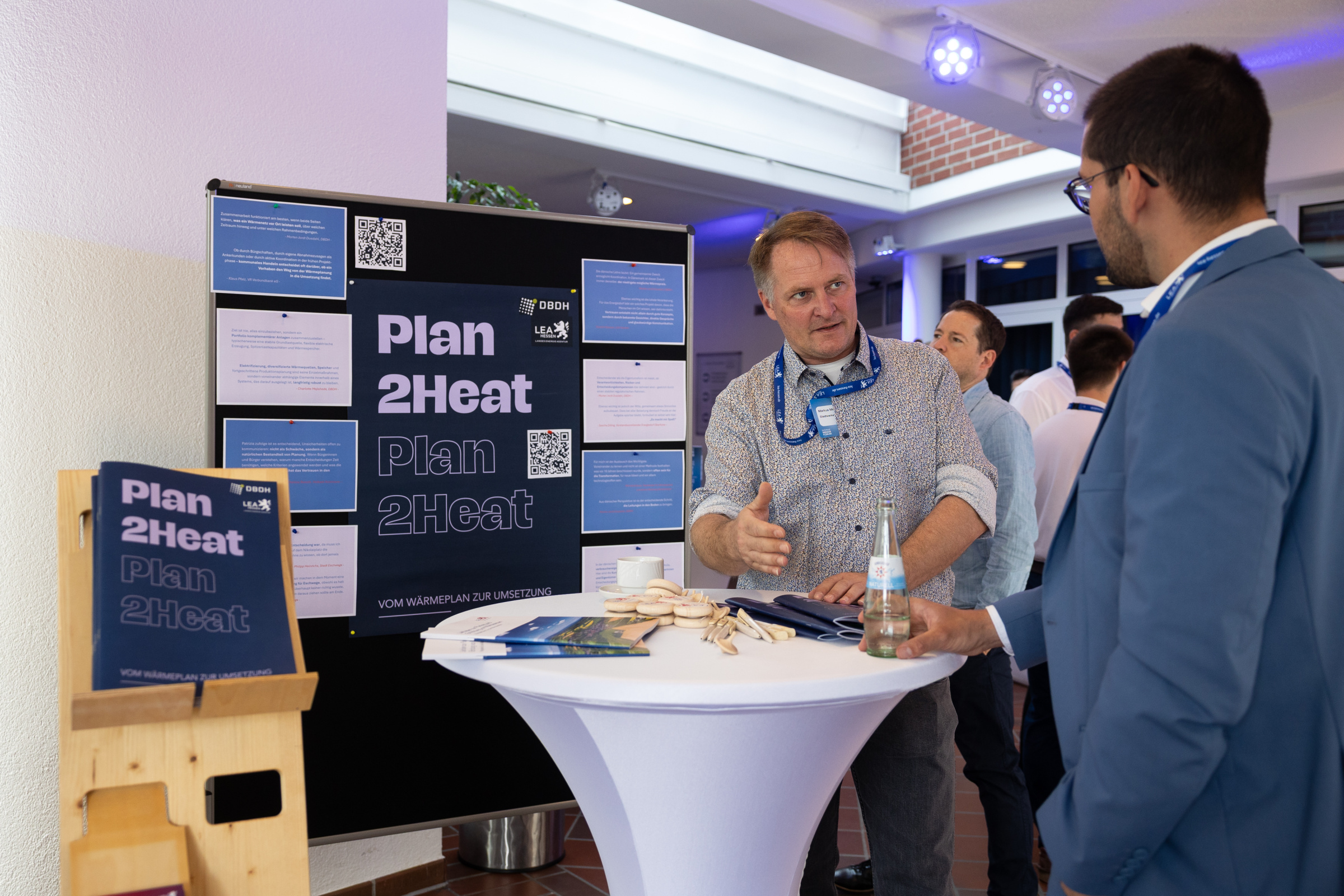 Zwei Personen im Gespräch an einem Stand