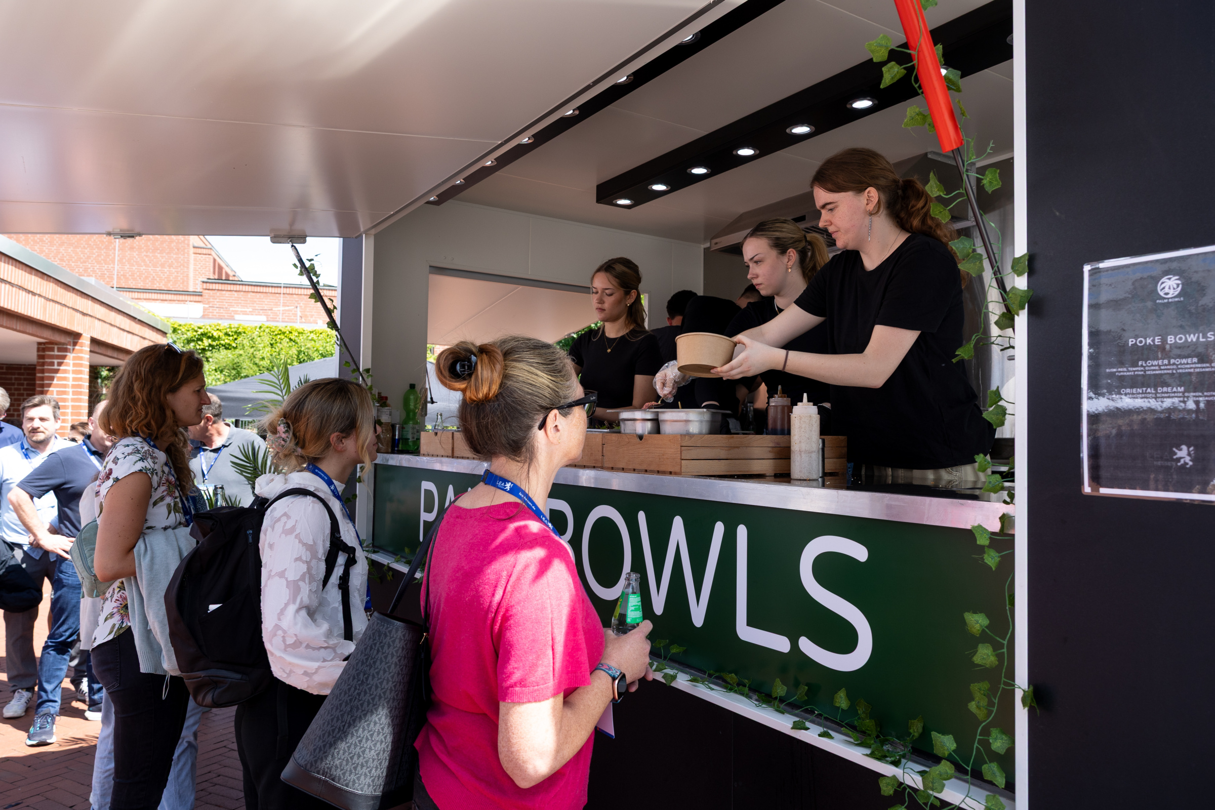 Personen vor einem Foodtruck