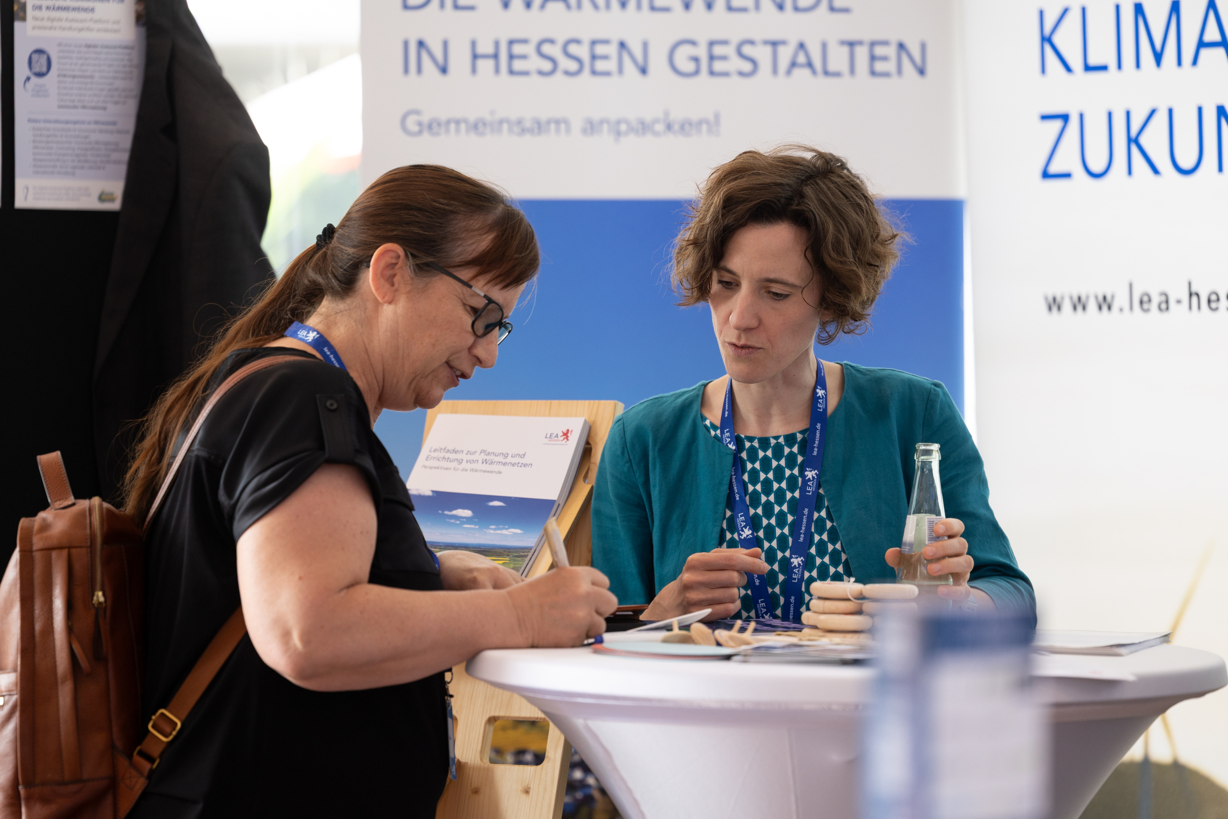 Zwei Frauen im Gespräch an einem Stand