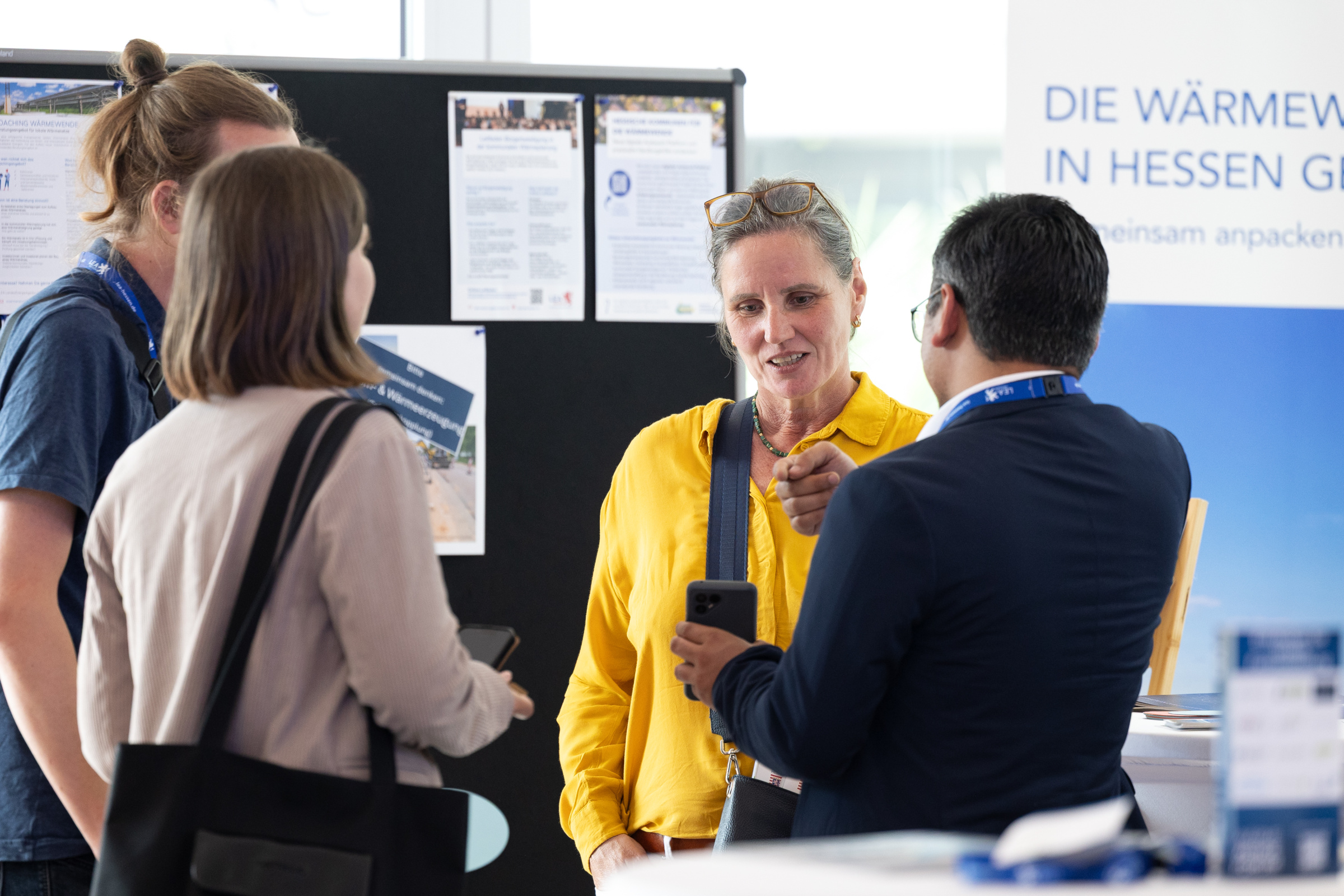 Personen im Gespräch an einem Stand
