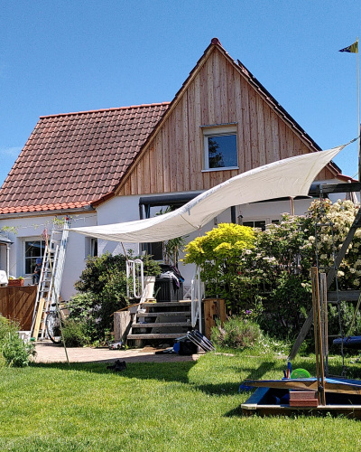 Rückansicht des Hauses von Familie Voos mit Garten.