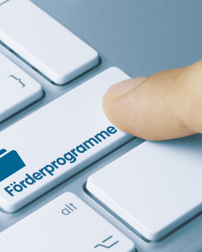 Symbolfoto Fördermittelberatung Computertastatur mit Taste "Förderprogramme".