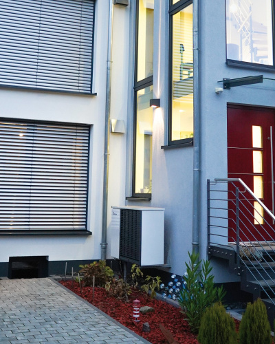 Frontansicht des energetisch modernisierten Einfamilienhauses der Familie Reichel.