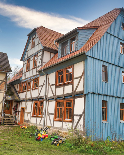 Frontalansicht des energieeffizienten Bauernhofs des Lossehof e.V.