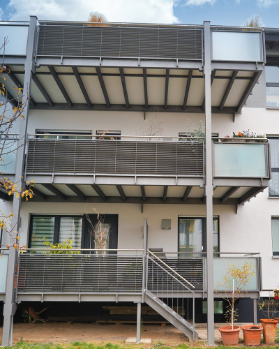 Rückansicht des energetisch modernisierten Mehrfamilienhauses der Familien Wenz und Voss.