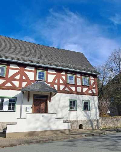 Frontalansicht des energieeffizienten Kulturdenkmals der Familie Nimetz.