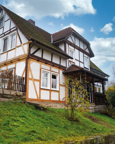 Frontalansicht der energieeffizienten Fachwerk-Doppelhaushälfte der Familie Lang.