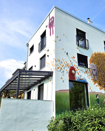 Seitliche Außenansicht des Reihenendhauses von Familie Folkens in Frankfurt.