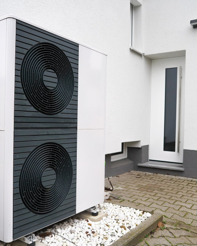 Rückseite des Hauses mit Wärmetauscher und dreifachverglasten Fenstern.