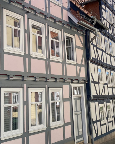 Frontalansicht des energieeffizienten Fachwerkhauses der Familie Tux.