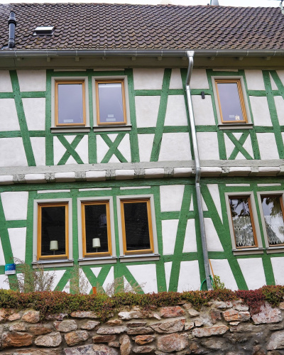 Frontalansicht des modernisierten Fachwerkhauses der Familie Werner.