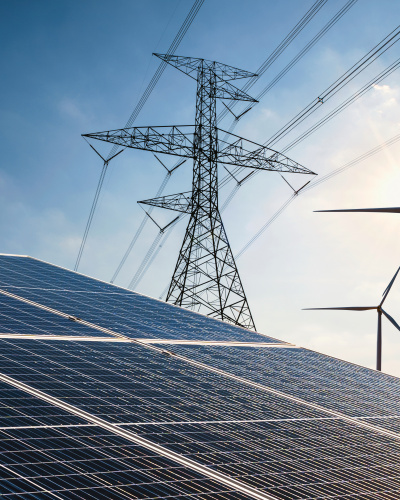AdobeStock-Foto PV-Anlage mit Strommast und 3 Windr&auml;der