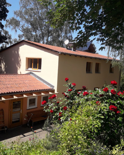 Rückansicht des klimagerechten Biobauernhofs der Kommune Niederkaufungen e.V.