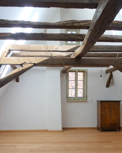 Ein ausgebauter Dachstuhl in einem alten Haus.