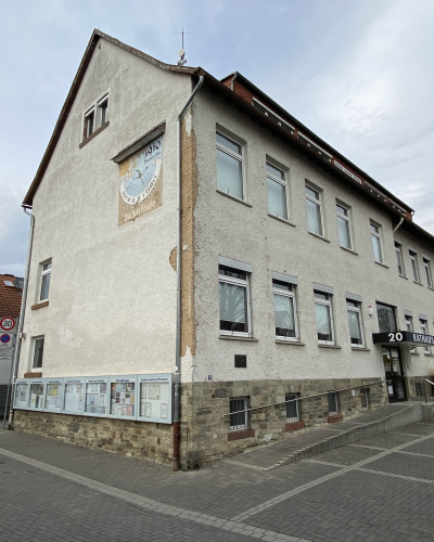 Seitenansicht des Rathauses von Steinbach