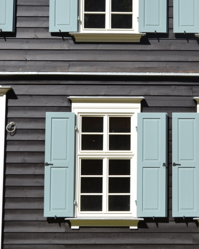 Beispiel für denkmalgerechte Instandsetzung von Tür und Fenstern an einem Haus.