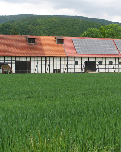 Eine PV-Anlage auf einer historischen Scheune.