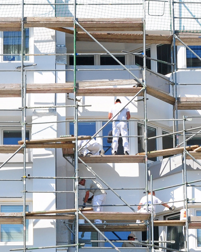 Ein großes Mietshaus ist eingerüstet und wird energetisch saniert.