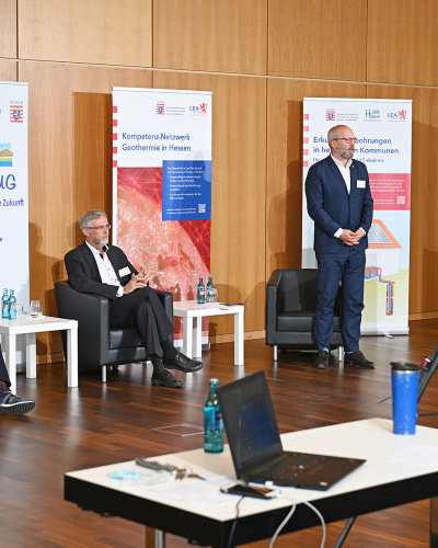 Podium Geothermie-Forum 2021 Das Bild zeigt Teilnehmer des Geothermieforums 2021