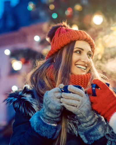 Weihnachtsmarkttipps - Teaser 2 Zwei junge Frauen trinken einen Glühwein auf einem Weihnachtsmarkt