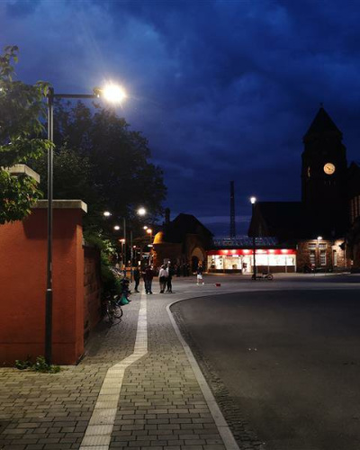 Eine dunkle Straße mit LED-Straßenbeleuchtung