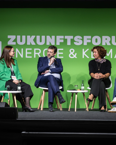 Menschen bei einer Podiumsdiskussion
