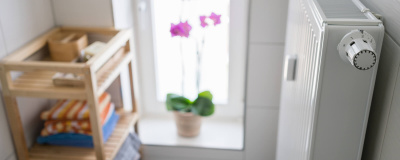 Modernes Badezimmer Eine Heizung in einem modernen Badezimmer