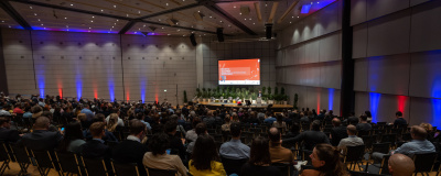 Mobilitätskongress Header Blick über das Publikum auf die Bühne