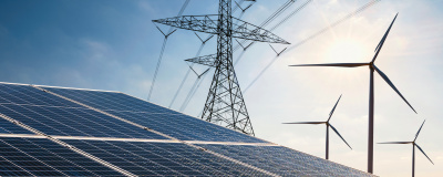 AdobeStock-Foto PV-Anlage mit Strommast und 3 Windräder