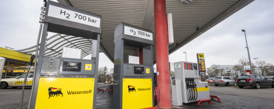 Wasserstoff-Tankstelle im Industriepark Höchst mit zwei Tanksäulen.