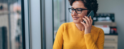 Frau erhält Beratung am Telefon Eine Frau im Büro erhält eine telefonische Beratung