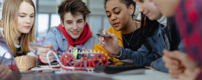 Jugendliche, die an einem Technik-Projekt arbeiten, um einen Einblick in Energiewende Berufe zu erhalten