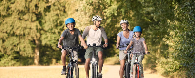 Eine Familie machte eine Radtour im Sommer.