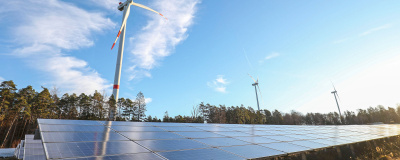 Solaranlage mit Windrädern im Hintergrund in Lützelbach/Odenwald Große Solaranlage im ehemaligen US-Munitionsdepot Hainhaus in Lützelbach. Hier wurde mit dem zweiten Bauabschnitt für die Errichtung der 2,1 Megawatt- Photovoltaik-Anlage begonnen. Im Hintergrund sind Windräder zu sehen.