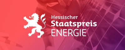 Logo des Hessischen Staatspreises Energie in weißer Schrift mit einem Löwen, im Hintergrund das Motiv eines Arbeiters mit einem Solarmodul in Rottönen.