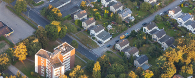 Stadtansicht in der unteren Rhein Region von Deutschland, Siedlung von Mehrfamilienh&auml;usern aus der Vogelperspektive.
