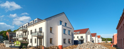 Baustelle Neubau Einfamilienhaus in einer Siedlung.