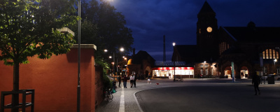 Fördermöglichkeiten: LED-Straßenbeleuchtung LED-beleuchtete urbane Straße bei Dunkelheit