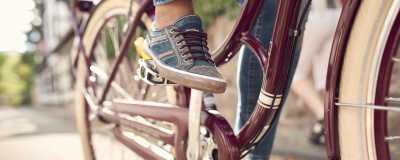 Nahaufnahme eines Schuhs auf einem Fahrradpedal