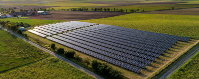 Freiflächen-Solaranlage aus der Vogelperspektive