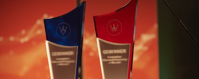 Die Gewinnerpokale der Konzeptprämierierung 2021 von "Science4Life" Science4Life, Konzeptprämierung 2021: Roter und blauer Preispokal stehen nebeneinander.