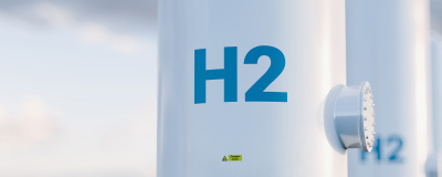 Weiße Wasserstoff-Speicherrohre mit blauer Aufschrift H2.