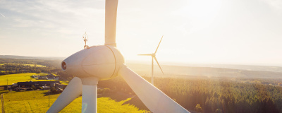 Mehrere Windräder im Gegenlicht.