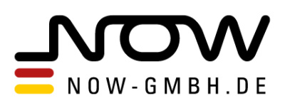 Logo der NOW GmbH in schwarzer Schrift mit schwarz-rot-goldenen Linien