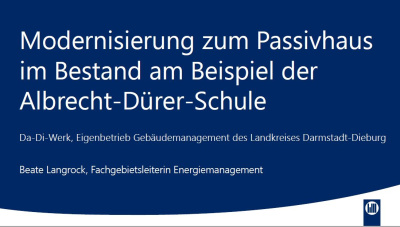 Präsentation mit Aufschrift: Modernisierung zum Passivhaus im Bestand am Beispiel der Albrecht-Dürer-Schule.