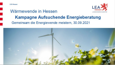 Cover PDF Präsentation Kampagne Aufsuchende Energieberatung in weiß mit LEA-Logo und Bild eines Windrades vor blauem Himmel.