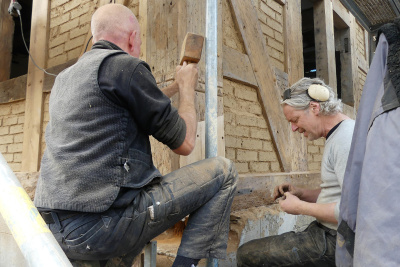 Das Fachwerk wird von erfahrenen Handwerkern saniert.