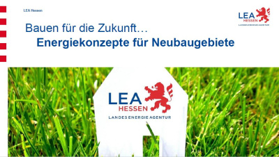 Coverbild der Präsentation: Energiekonzepte für Neubaugebiete mit Grashalmen und einem Hausmodell aus Papier mit dem Logo der LEA Hesssen.