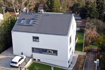 Rückansicht des energetisch modernisierten Einfamilienhauses der Familie Bednarek.